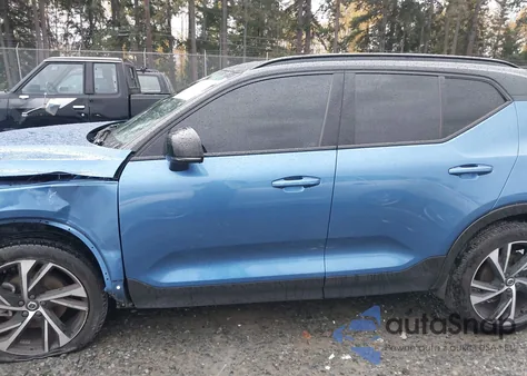 2021 Volvo Xc40 T5 R-Design z USA, uszkodzony, nr VIN YV4162UMXM2492877